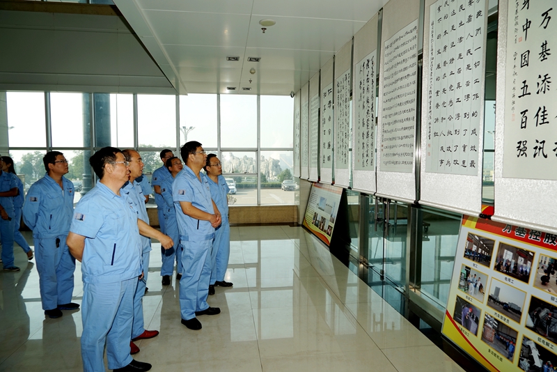 公司領(lǐng)導參觀(guān)“萬(wàn)基杯”職工書(shū)法大賽作品展