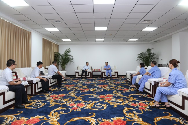 中國銀行洛陽(yáng)分行黨委書(shū)記、行長(cháng)楊東陽(yáng)一行到萬(wàn)基控股集團調研