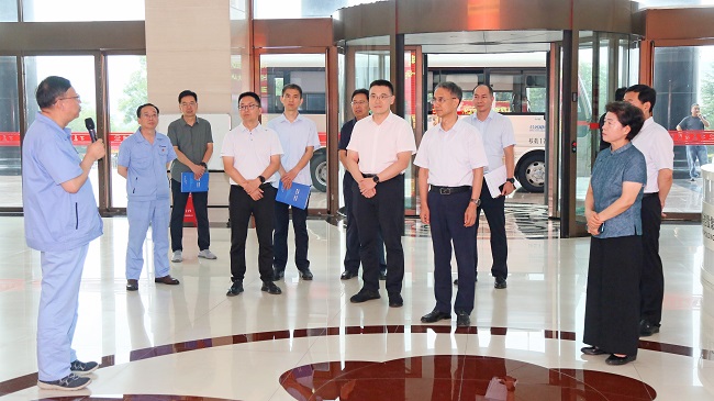 河南省總工會(huì )黨組書(shū)記、常務(wù)副主席李拴成一行到萬(wàn)基控股集團調研