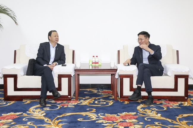 中國銀行洛陽(yáng)分行行長(cháng)楊東陽(yáng)一行到萬(wàn)基控股集團調研