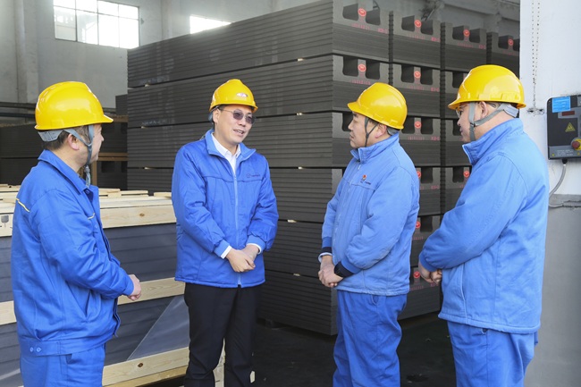 黨委書(shū)記、董事長(cháng)黃小寧春節前到生產(chǎn)一線(xiàn)慰問(wèn)