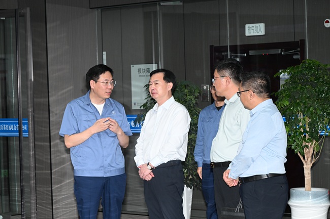 洛陽(yáng)市發(fā)改委黨組書(shū)記、主任關(guān)宇飛一行到萬(wàn)基控股集團調研
