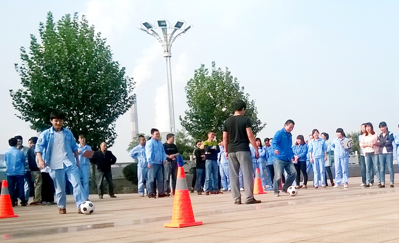 公司工會(huì )組織的迎國慶職工文體活動(dòng)—足球過(guò)障礙接力賽