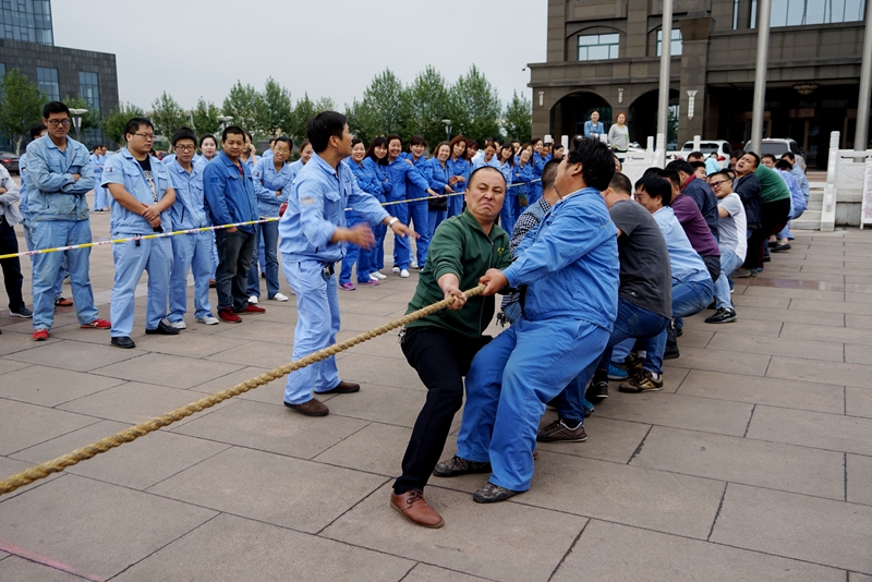 公司工會(huì )組織的迎國慶職工文體活動(dòng)—拔河比賽