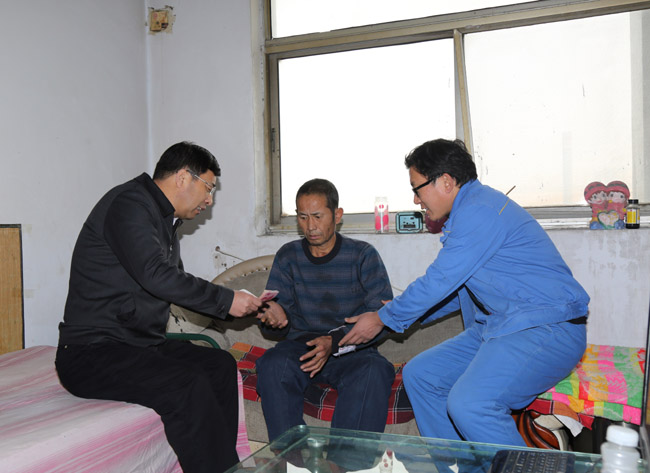 集團領(lǐng)導節前走訪(fǎng)慰問(wèn)困難職工