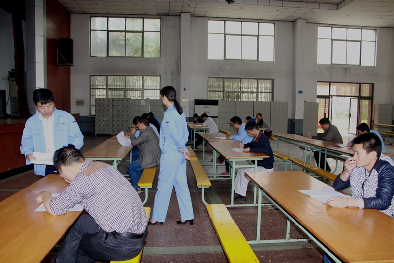 鈉電解工技術(shù)比武理論考試現場(chǎng)