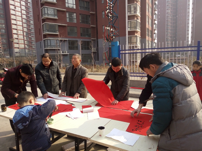 公司工會(huì )組織書(shū)法愛(ài)好者到萬(wàn)基花園義寫(xiě)春聯(lián)