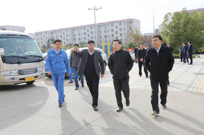 縣委書(shū)記劉冠瑜、縣長(cháng)郅書(shū)安到萬(wàn)基花園一小區視察指導工作