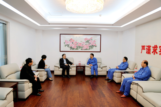 洛陽(yáng)市總工會(huì )副主席張現民等一行到我公司調研