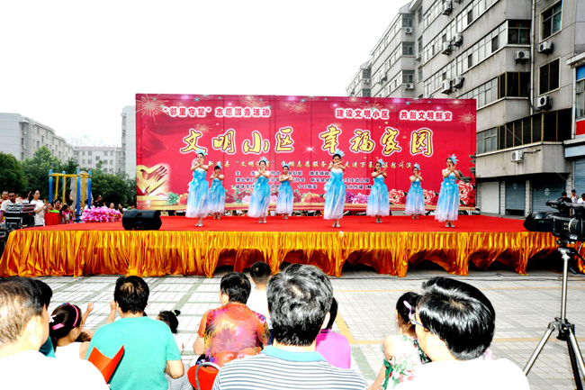 縣“文明使者”到萬(wàn)基小區慰問(wèn)演出